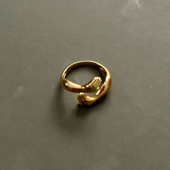 Hand Hugging Ring - Picture 3 of 3